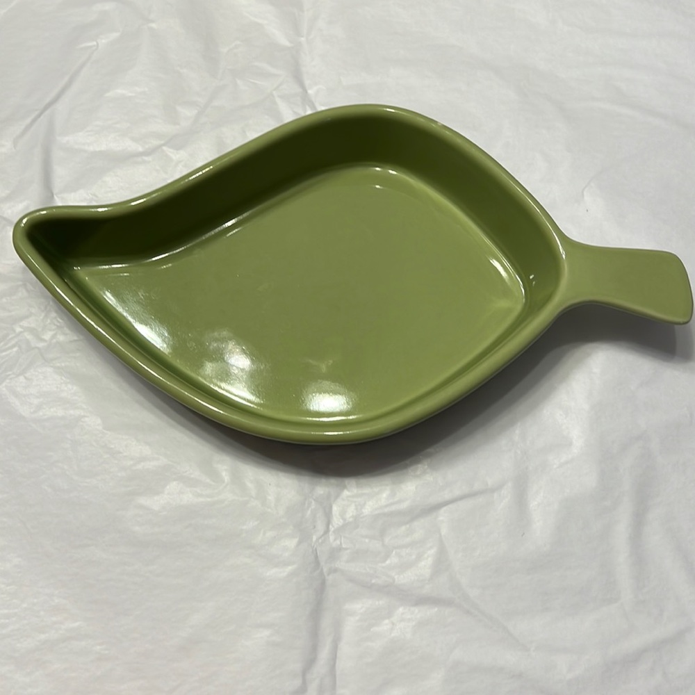 Chantal 1 quart leaf design, baking dish in avocado green